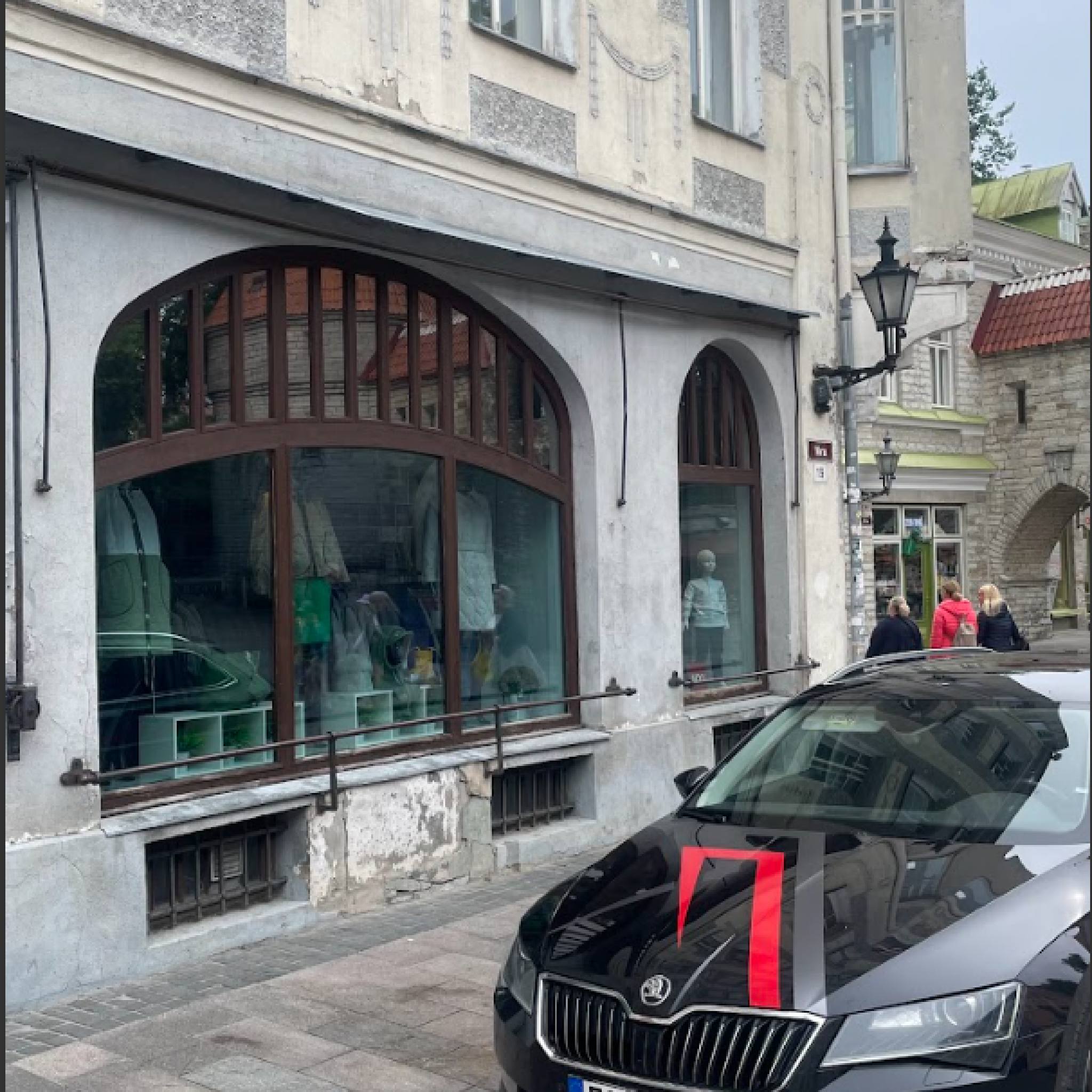 Улица Виру - витрины магазина Titane 275XC & Spectra 333XC