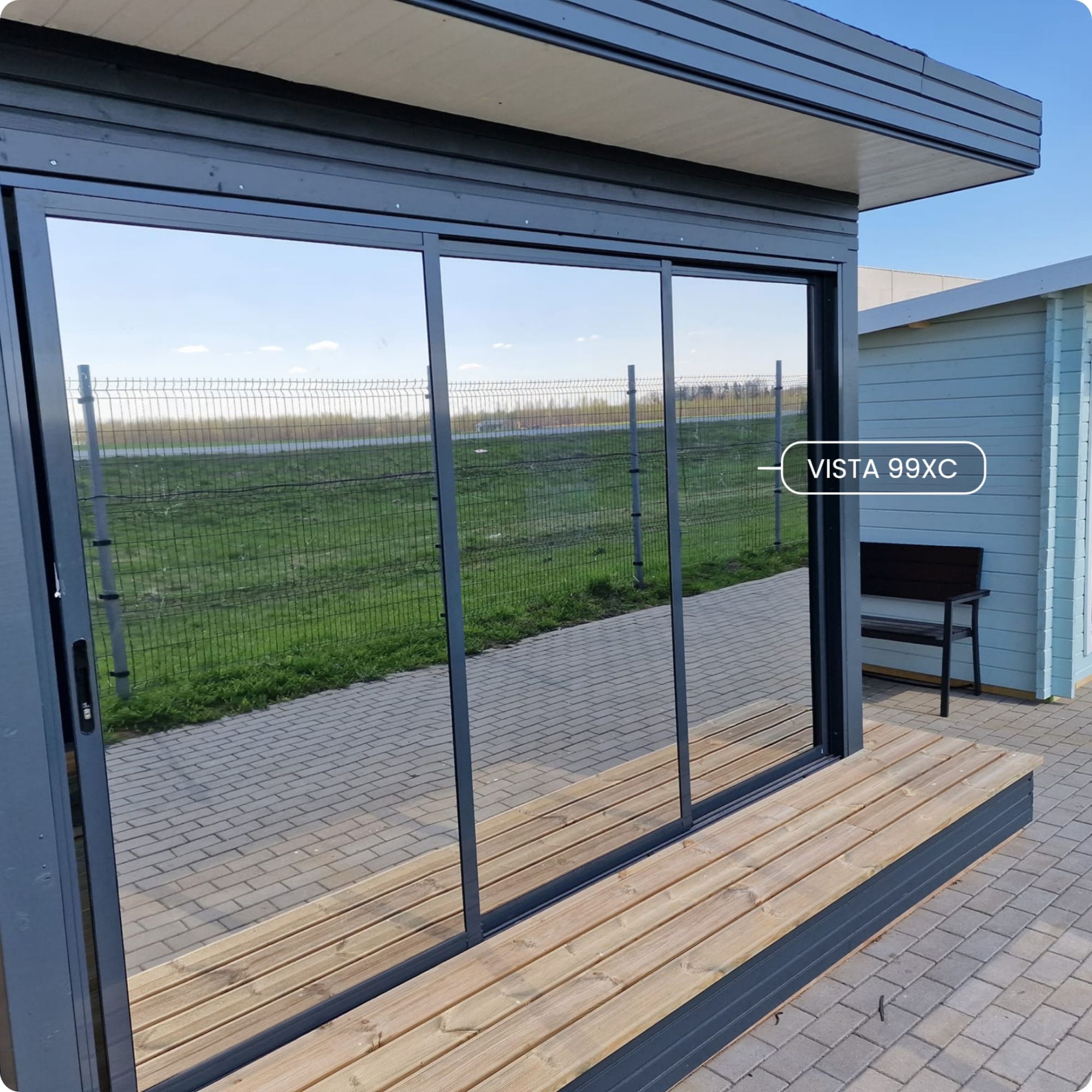 Päikesekaitsekile kontori aknal - töökeskkonna parandamine